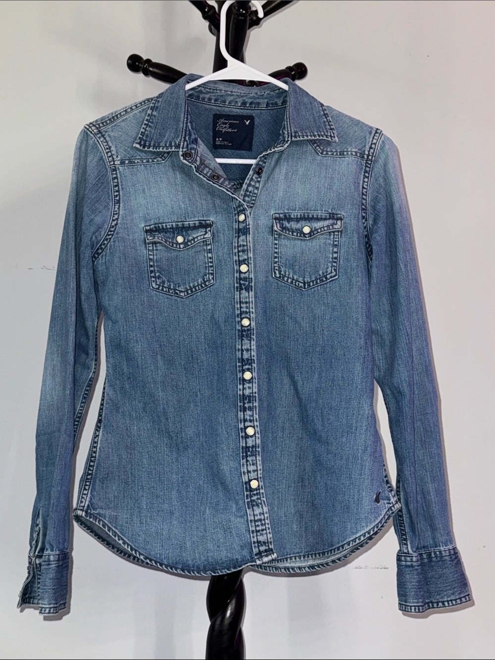 American Eagle Outfitters Women's Light Blue Denim Button-Up Shirt 5.T